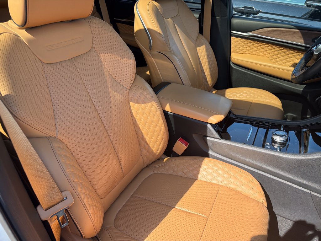 Used 2023 Jeep Grand Cherokee Summit w/ Luxury Tech Group V AWD/4WD image 6