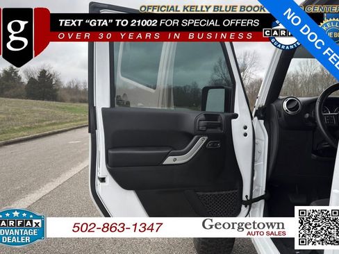 Used 2016 Jeep Wrangler Unlimited Sahara w/ Connectivity Group AWD/4WD image 13