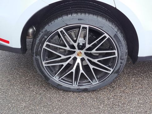 Certified 2026 Porsche Macan AWD/4WD image 12