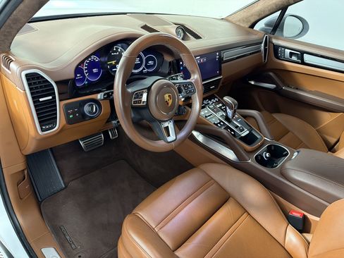 Certified 2022 Porsche Cayenne Turbo S AWD/4WD image 4