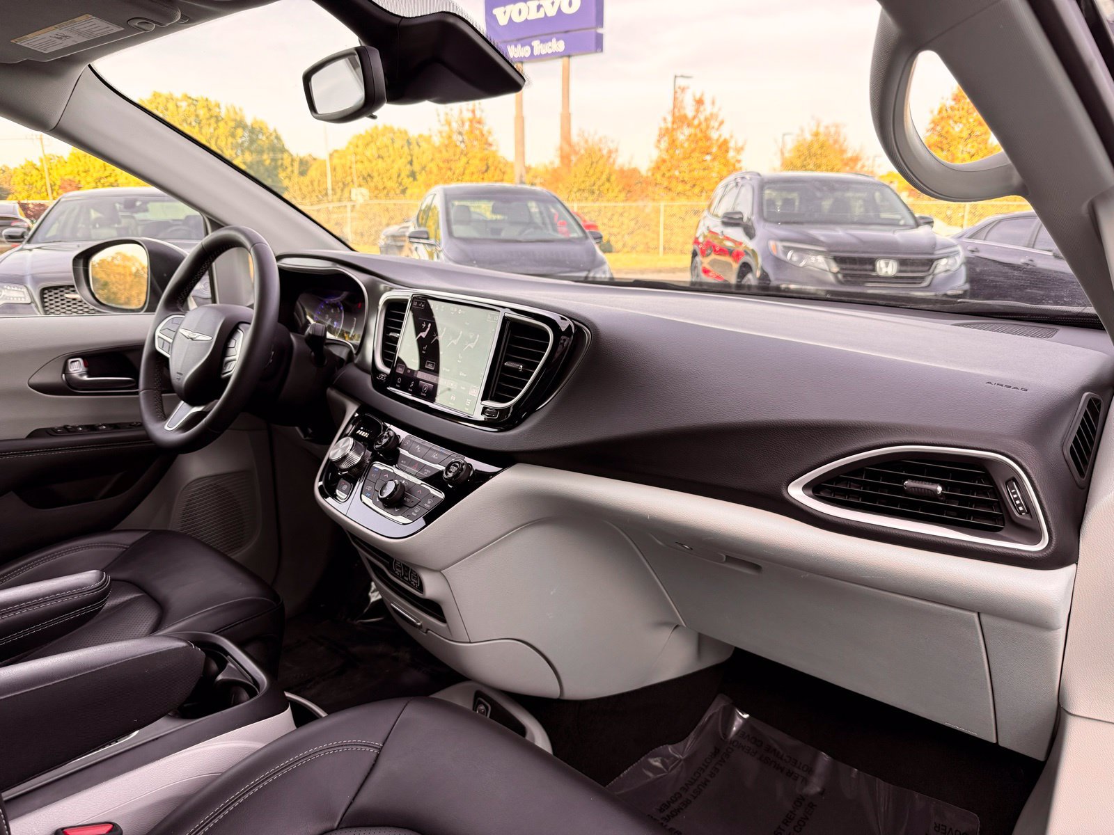 Used 2023 Chrysler Pacifica Touring-L FWD image 32