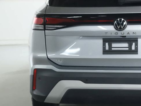 Certified 2025 Volkswagen Tiguan SE image 42