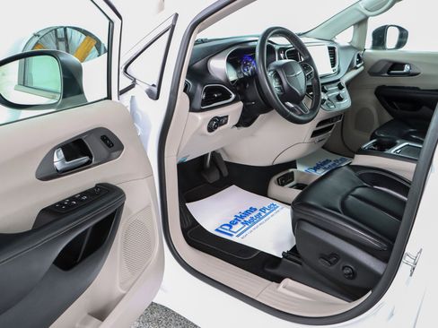 Used 2023 Chrysler Pacifica Touring-L image 3