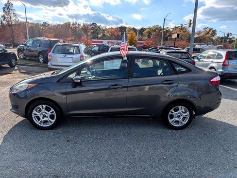 Used 2015 Ford Fiesta SE image 2