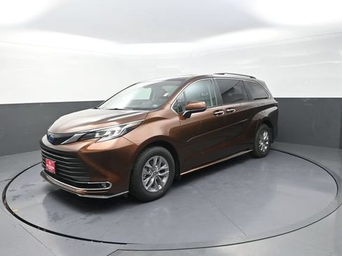 Certified 2022 Toyota Sienna XLE w/ XLE Plus Package AWD/4WD image 44