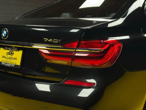 Used 2016 BMW 740i image 8