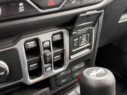 Used 2018 Jeep Wrangler Unlimited Sport S AWD/4WD image 26