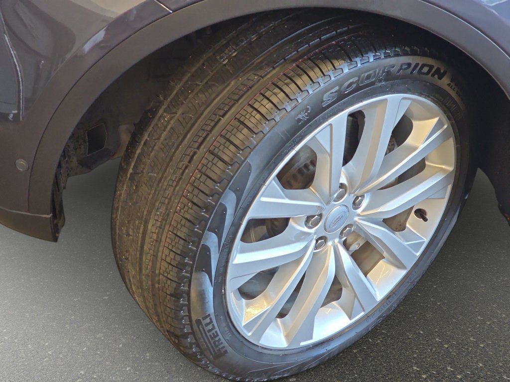 Certified 2024 Land Rover Discovery S AWD/4WD image 35