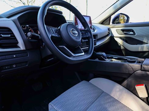 Used 2023 Nissan Rogue SV image 7