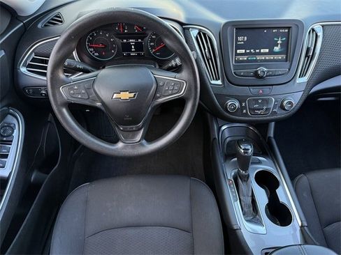 Used 2018 Chevrolet Malibu LT image 12