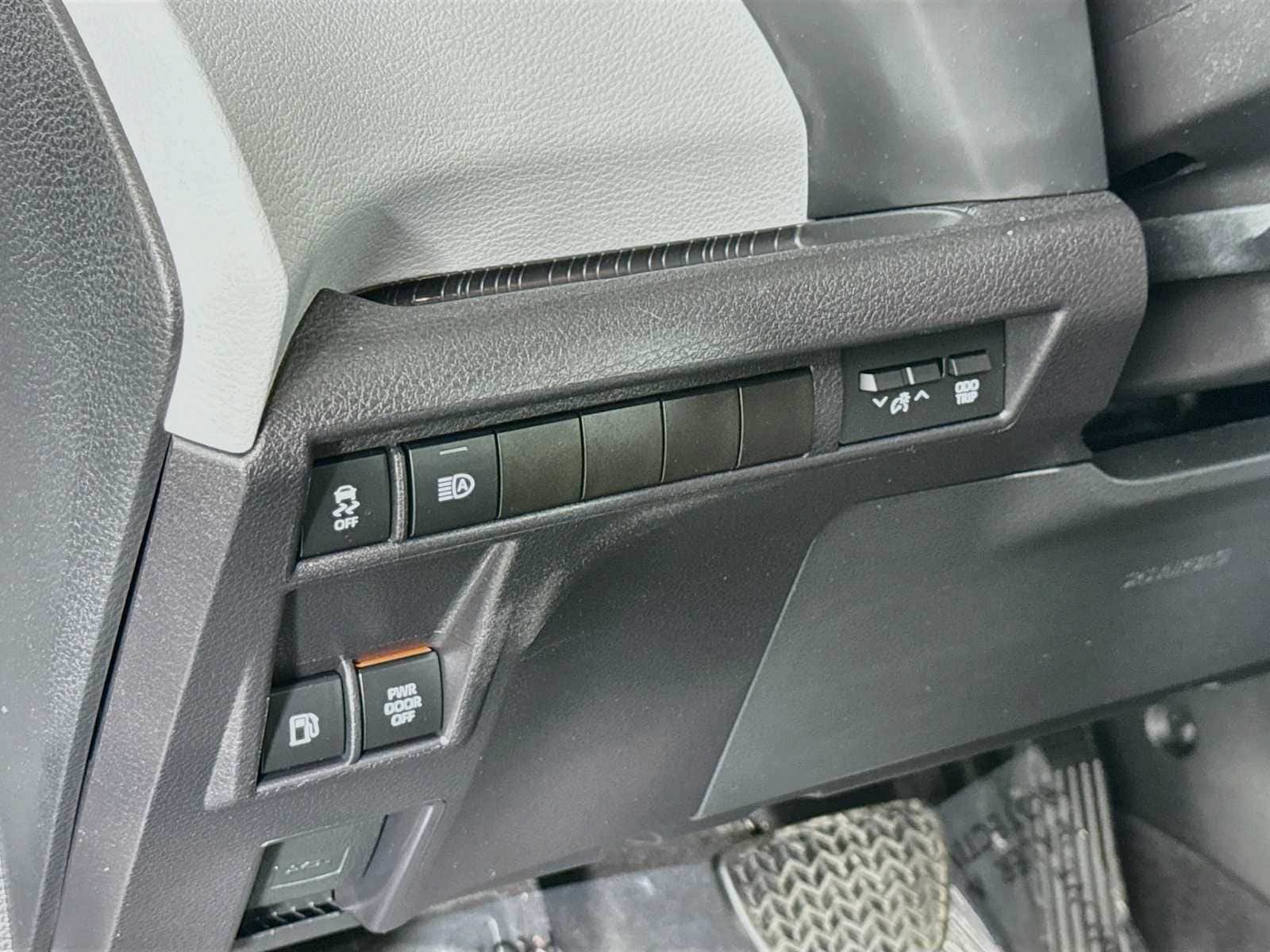 Used 2025 Toyota Sienna LE AWD/4WD image 10