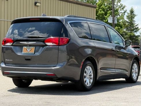 Used 2017 Chrysler Pacifica Touring-L w/ 13 Speaker Alpine Sound Group FWD image 5