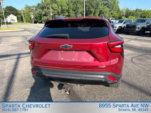 Used 2024 Chevrolet Trax RS w/ Sunroof Package FWD image 4