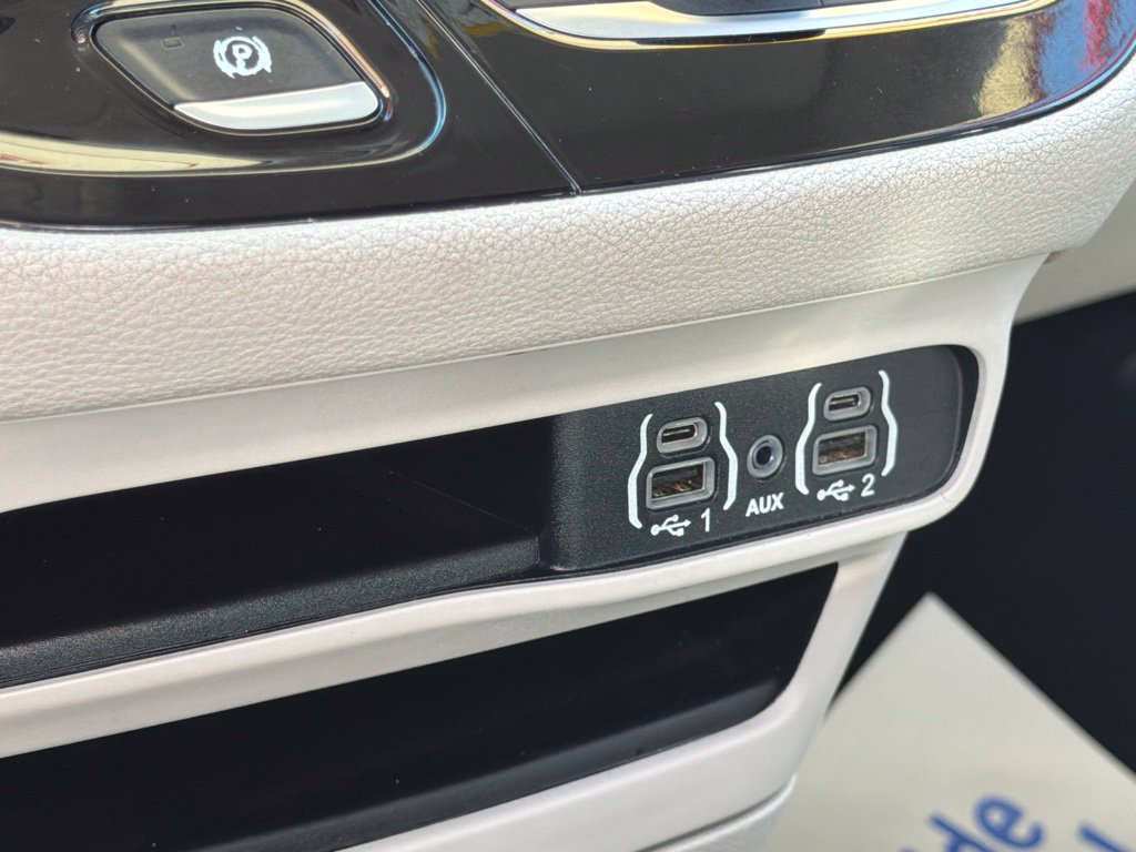 Used 2023 Chrysler Pacifica Touring-L FWD image 33