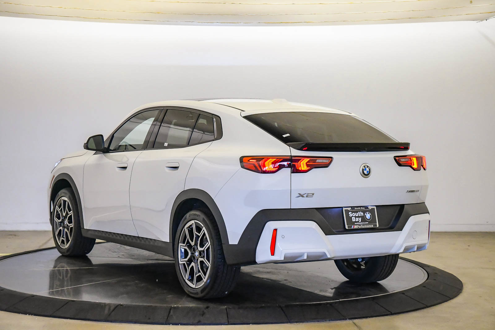 Used 2026 BMW X2 xDrive28i w/ Technology Package AWD/4WD image 2
