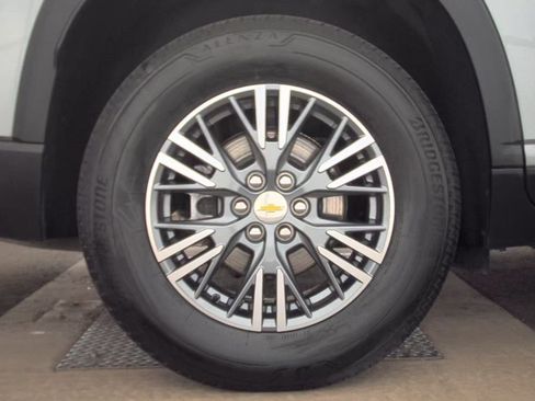 Used 2025 Chevrolet Traverse LT image 12