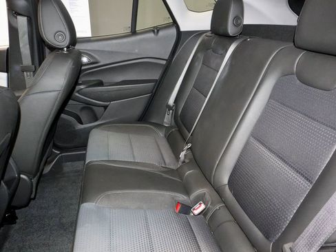 Used 2025 Chevrolet Trax LT w/ LT Convenience Package image 21