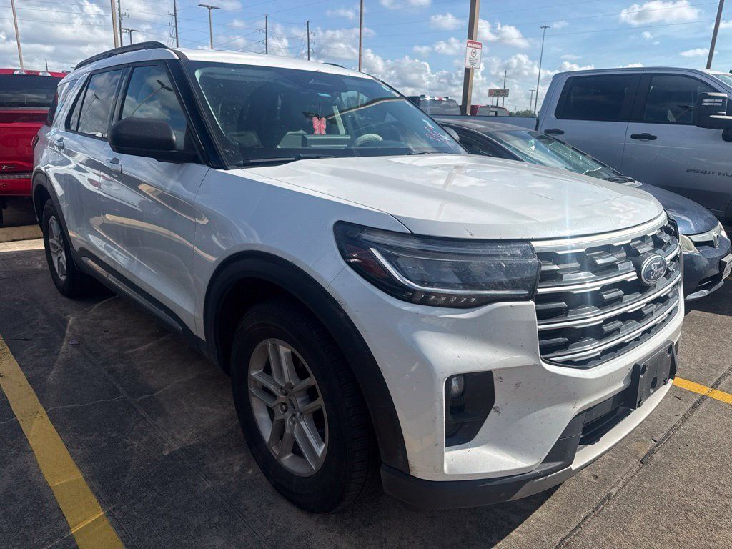 Used 2025 Ford Explorer Active w/ Active Comfort Package RWD image 3