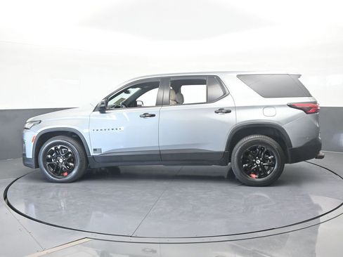 Used 2023 Chevrolet Traverse LS image 3