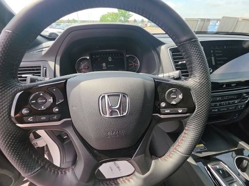 Certified 2025 Honda Passport Black Edition image 17