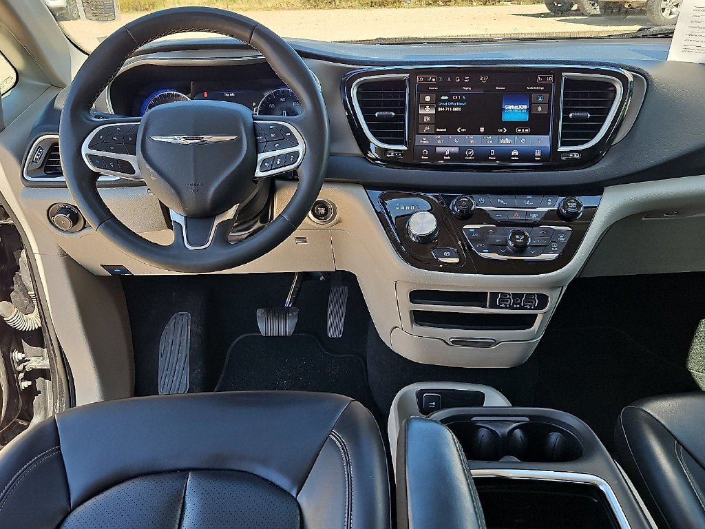 Used 2023 Chrysler Pacifica Touring-L FWD image 15