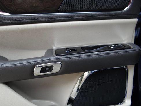 Used 2017 Lincoln Continental Reserve image 29