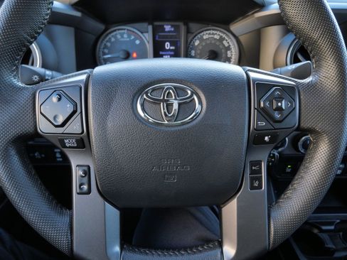 Certified 2018 Toyota Tacoma TRD Off-Road image 26