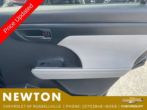 Used 2022 Toyota Highlander LE AWD/4WD image 27