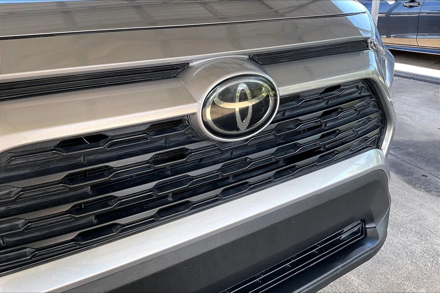 Used 2019 Toyota RAV4 LE FWD image 29