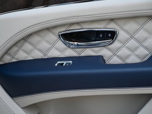 Used 2022 Bentley Bentayga image 59