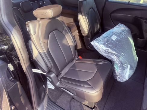 New 2026 Chrysler Pacifica Select FWD image 33