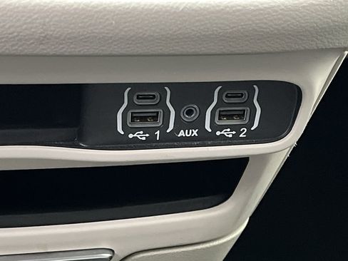 Used 2023 Chrysler Pacifica Touring-L image 24
