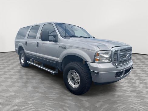 Used 2005 Ford Excursion XLT AWD/4WD image 3