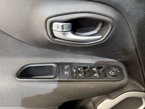 Used 2018 Jeep Renegade Latitude w/ Popular Equipment Group image 10