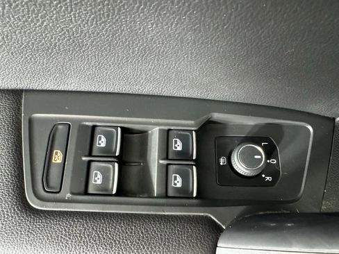 Used 2019 Volkswagen Tiguan SEL image 14