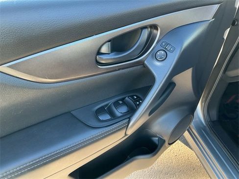 Used 2021 Nissan Rogue Sport S image 17