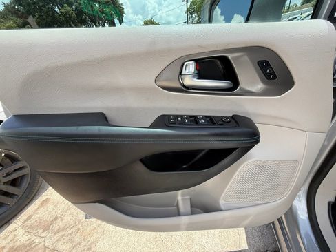Used 2021 Chrysler Pacifica Touring-L w/ Premium & Safety Sphere Group FWD image 20
