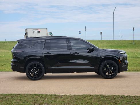 Used 2025 Chevrolet Traverse RS FWD image 7