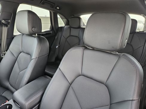 Certified 2025 Porsche Macan image 6