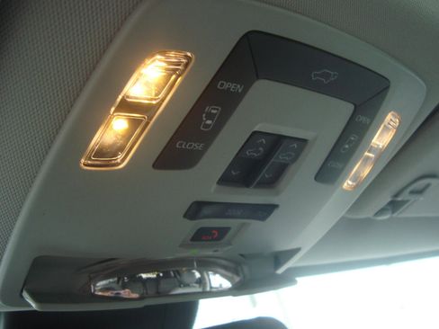 Used 2024 Toyota Sienna XLE image 21