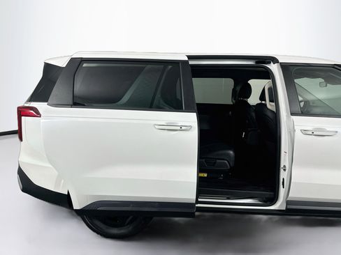 Used 2025 Kia Carnival FWD image 32