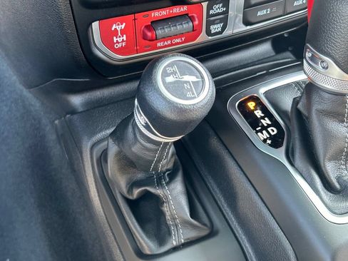 Used 2024 Jeep Wrangler Unlimited Rubicon AWD/4WD image 36