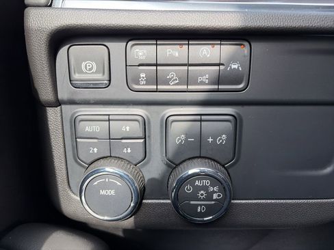 Used 2025 Chevrolet Suburban Z71 AWD/4WD image 16