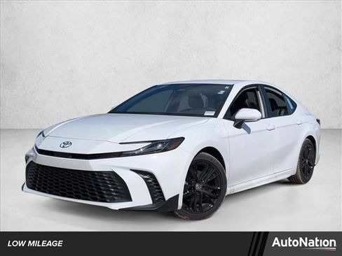 Used 2025 Toyota Camry SE image 1