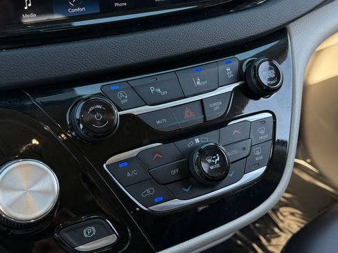 Used 2023 Chrysler Pacifica Touring-L image 28