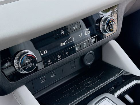 New 2026 Mitsubishi Outlander SE AWD/4WD image 11