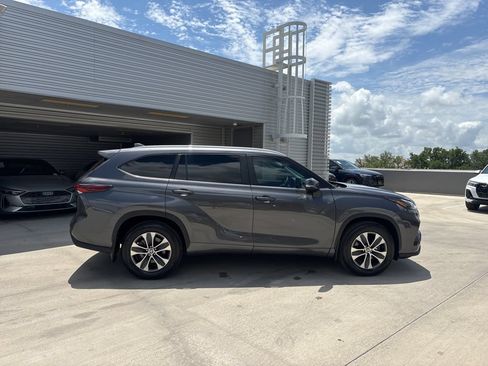 Used 2025 Toyota Highlander XLE FWD image 4