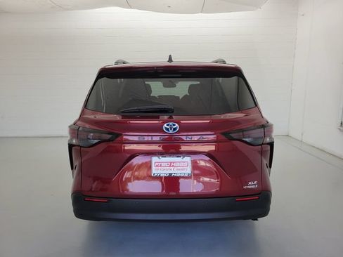 Used 2024 Toyota Sienna XLE FWD image 6
