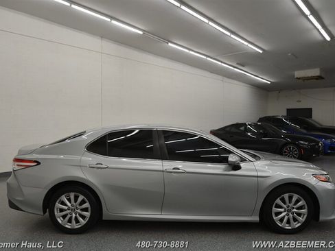 Used 2018 Toyota Camry LE image 8