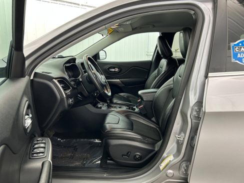 Used 2019 Jeep Cherokee Latitude Plus w/ Cold Weather Group AWD/4WD image 4